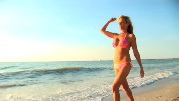 Hermosa chica rubia disfrutando del estilo de vida tranquilo playa — Vídeos de Stock