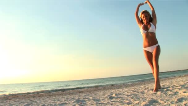 Bella ragazza bionda si diverte a godersi lo stile di vita sulla spiaggia — Video Stock