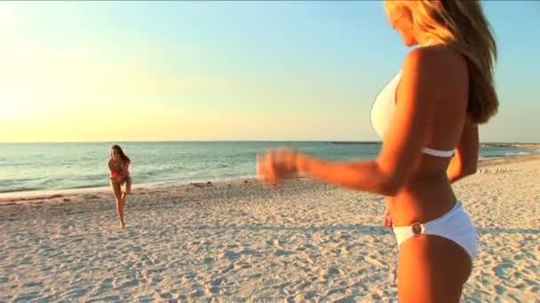 Mooie meisjes plezier genieten van het strand levensstijl — Stockvideo