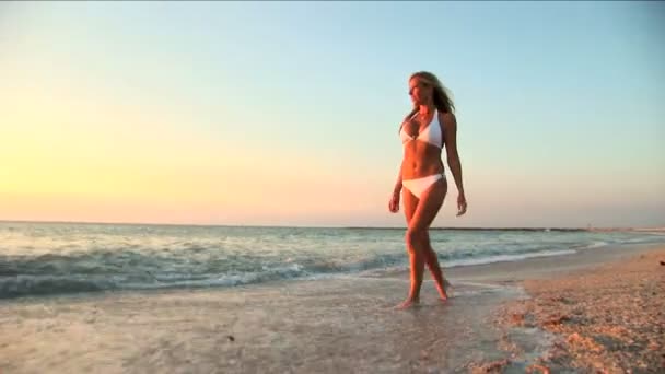 Belle fille blonde profitant du mode de vie paisible de la plage — Video