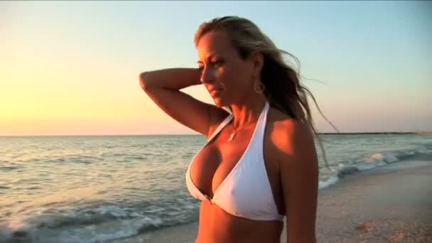 Όμορφη ξανθιά κοπέλα που απολαμβάνουν τον τρόπο ζωής του γαλήνια παραλία — Αρχείο Βίντεο