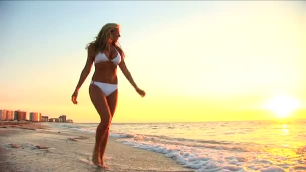 평화로운 해변 생활을 즐기는 아름 다운 금발 소녀 — 비디오