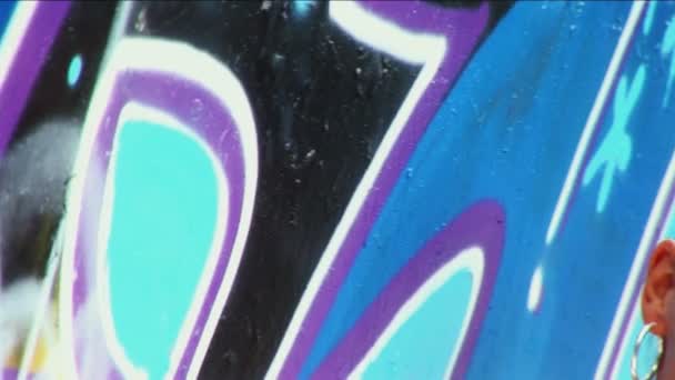 Pan a través de modelo de moda en la pared de graffiti con gafas de sol — Vídeos de Stock