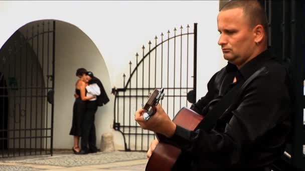 Romântico casal europeu apaixonado por guitarrista — Vídeo de Stock