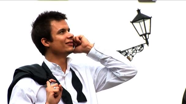 Молодий європейський чоловік використовує мобільний (клітинний) телефон — стокове відео