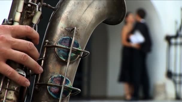 Romantisches europäisches Paar verliebt in Saxofonspieler — Stockvideo
