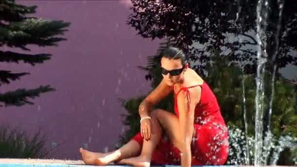 Mooie brunette model spelen in de fontein — Stockvideo