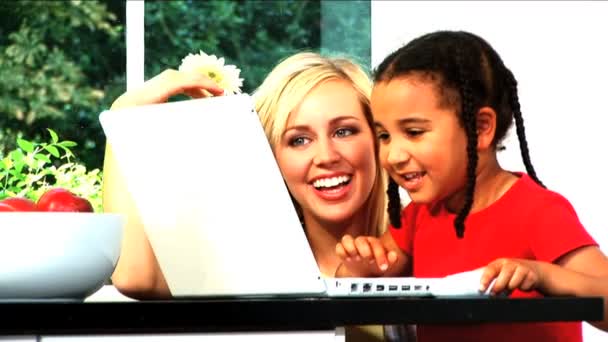 Aranyos kis lány & gyönyörű szőke nő dolgozik együtt-ra laptop — Stock videók