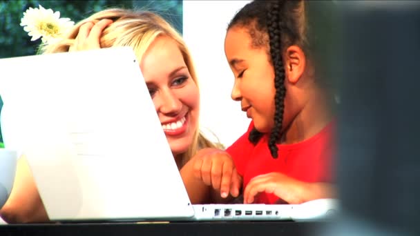 Söt liten flicka & vacker blond kvinna arbeta tillsammans på laptop — Stockvideo