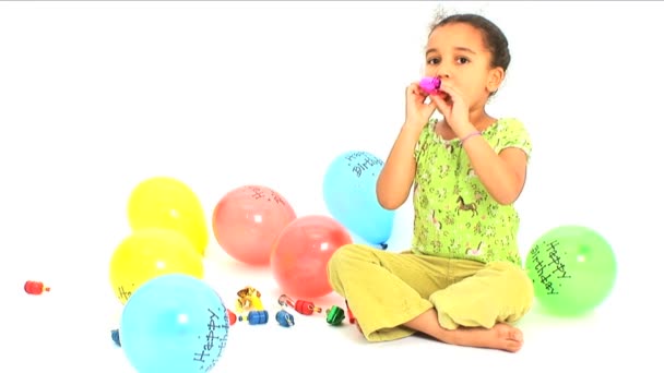 Симпатичная маленькая африканская девочка играет с игрушками и воздушными шариками — стоковое видео