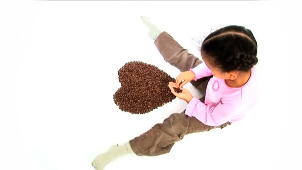 かわいいのアフリカ系アメリカ人の少女が心臓の形を形成 — ストック動画