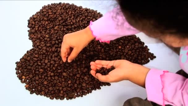 Linda menina afro-americana pouco formando forma de coração — Vídeo de Stock