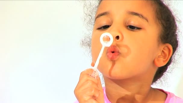 Söt liten afrikansk-amerikansk flicka blåser såpbubblor — Stockvideo