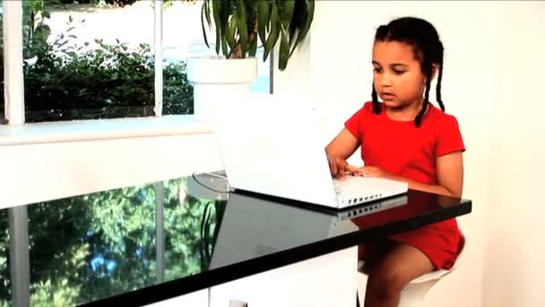 Мила маленька афроамериканська дівчинка використовує ноутбук — стокове відео