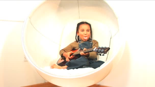 Mignon petit afro-américain fille jouer avec une guitare — Video