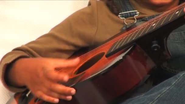 Linda niña afroamericana jugando con una guitarra — Vídeos de Stock