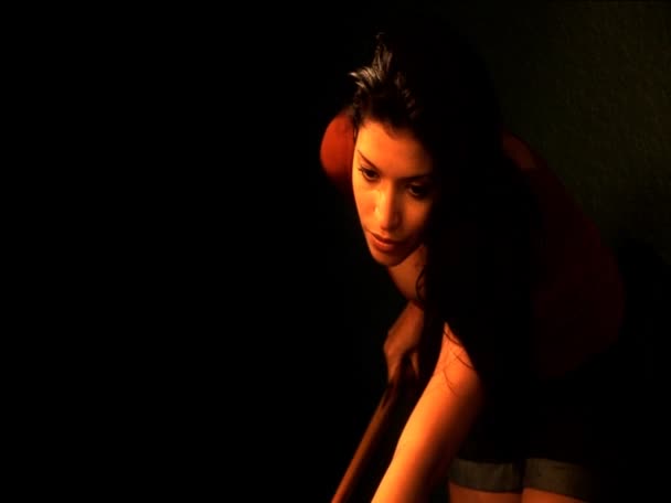 Krásná dívka Latina v close-up kulečníku — Stock video