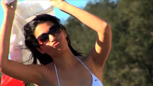 Frumos sexy fete having nebun distracție în the soare — Videoclip de stoc