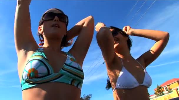 Όμορφη σέξι κορίτσια που έχουν τρελή διασκέδαση στον ήλιο — Stockvideo