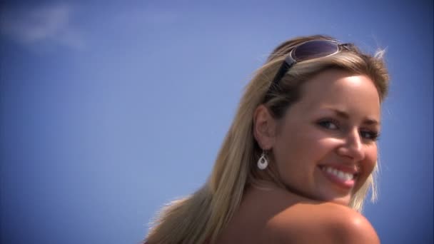 Beautiful young blonde girl having fun in speedboat in summer — Stock Video