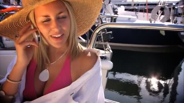 Onun yat gemide telefonda konuşurken çekici sarışın kız — Stok video