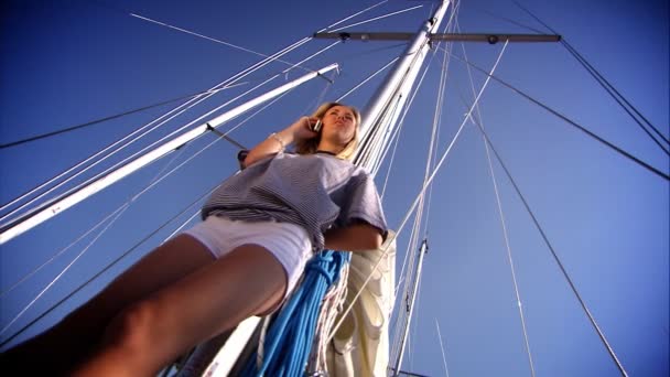 Bella ragazza bionda sul suo cellulare godendo lo stile di vita yachting — Video Stock
