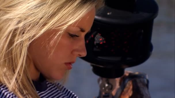 Close-up van mooie blonde meisje genieten van de levensstijl buitenshuis — Stockvideo