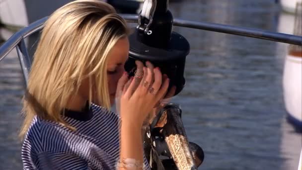 Close-up van mooie blonde meisje genieten van de levensstijl buitenshuis — Stockvideo