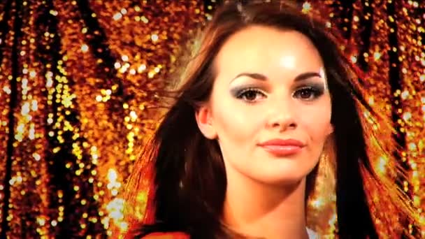 Portrét krásné bruneta dívky na party — Stock video