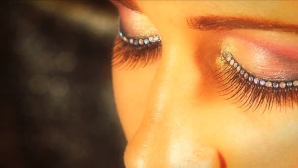 Закрыть образ красивой девушки глазами — стоковое видео