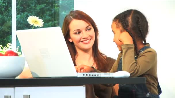 Linda chica y hermoso trabajo femenino juntos en el ordenador portátil — Vídeo de stock
