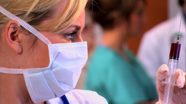 Medisch personeel werken in de klinische gezondheidszorg — Stockvideo