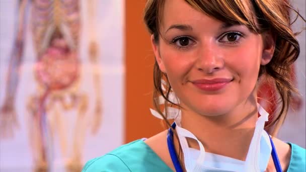 Vrouwelijke verpleegster in de klinische gezondheidszorg werken — Stockvideo