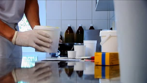 Medicamentos y comprimidos para la salud que se preparan en una farmacia — Vídeo de stock