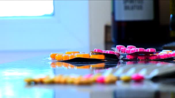 Медицинские препараты и таблетки, готовящиеся в аптеке — стоковое видео