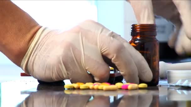 Medicamentos y comprimidos para la salud que se preparan en una farmacia — Vídeo de stock