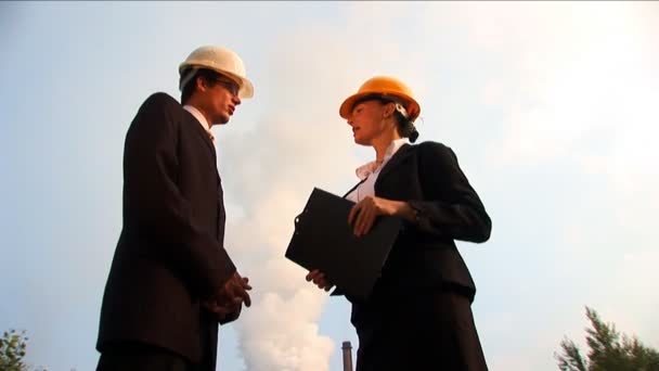 Agentes ambientais que visitam o local industrial para inspecção — Vídeo de Stock