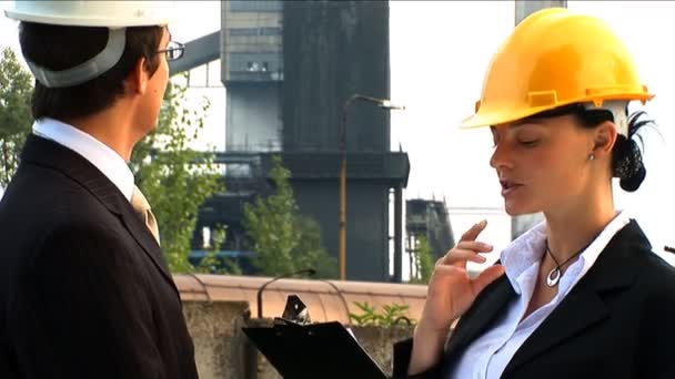 Milieu officieren industriële site voor inspectie bezoeken — Stockvideo