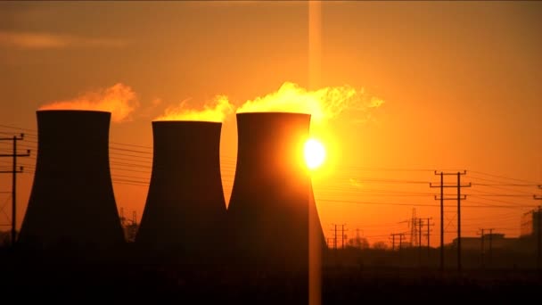 Le soleil se lève au-dessus d'une centrale thermique au charbon — Video