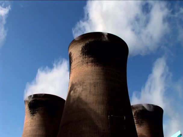 Central eléctrica que fuma y produce electricidad — Vídeo de stock