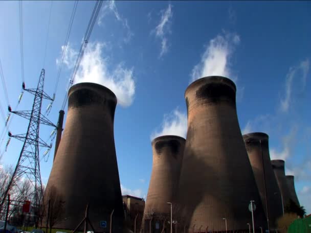 Central eléctrica que fuma y produce electricidad — Vídeo de stock