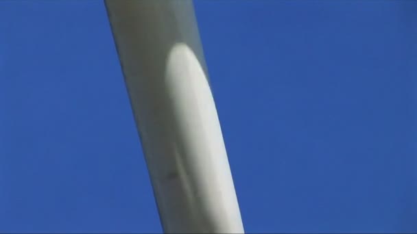 Windpark macht productie van energie in het milieu — Stockvideo