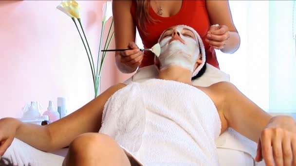 Bella ragazza bruna con massaggio facciale al centro benessere di bellezza — Video Stock