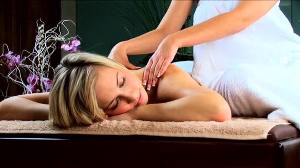 Piękna blondynka o masaż twarzy — Wideo stockowe