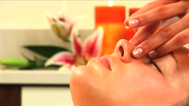 Красива білявка дівчина має масаж лікування — стокове відео