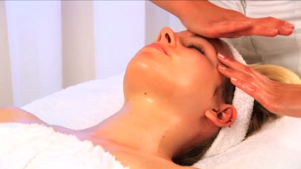 Menina loira bonita ter massagem facial — Vídeo de Stock