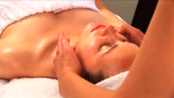 Menina loira bonita ter massagem facial — Vídeo de Stock