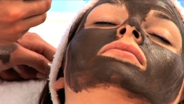 Menina morena jovem com máscara facial de pele — Vídeo de Stock