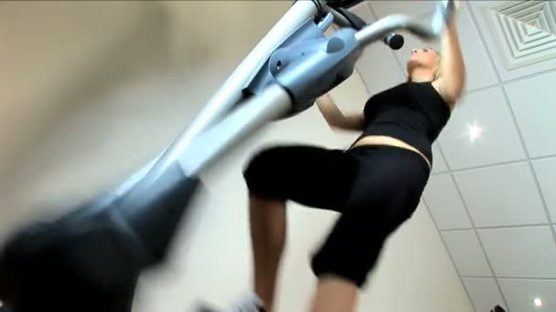 Hermosas chicas rubias disfrutan haciendo ejercicio en el gimnasio — Vídeo de stock