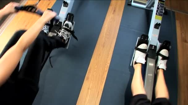 Hermosas chicas rubias disfrutan haciendo ejercicio en el gimnasio — Vídeo de stock